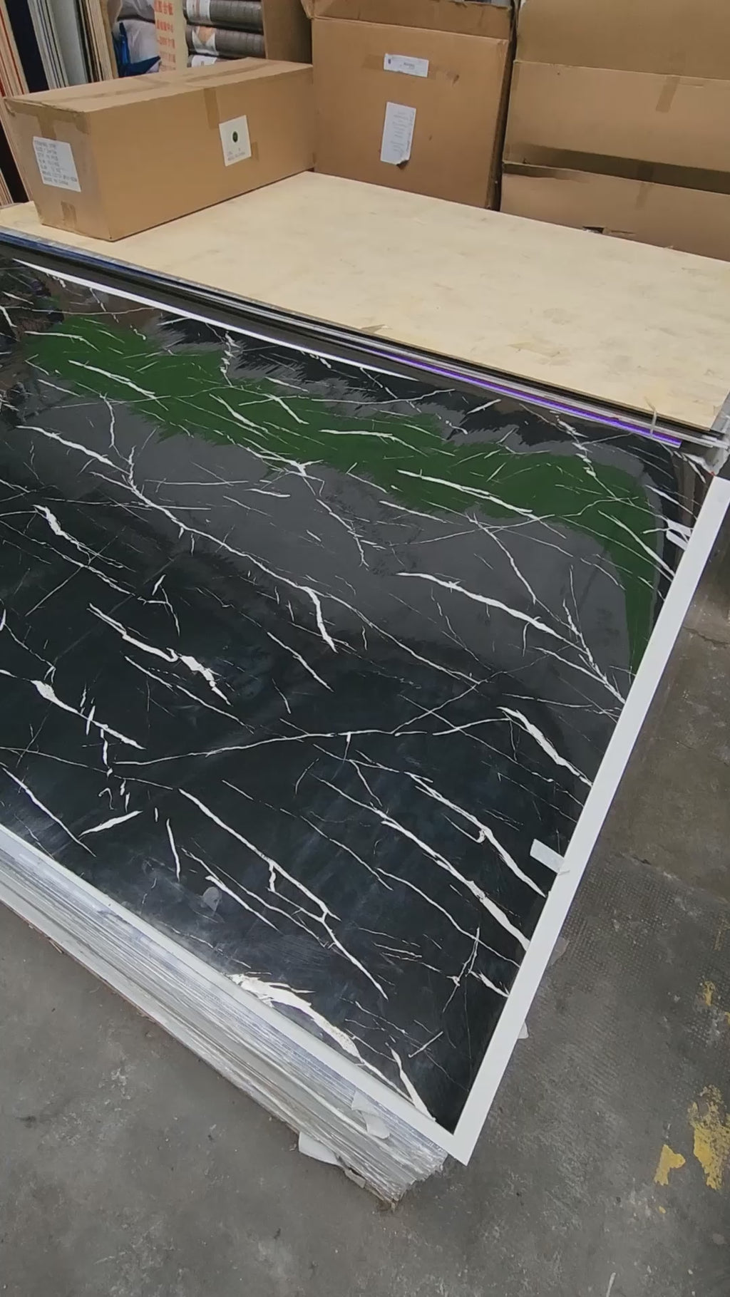 Rollo autoadhesivo simil  mármol Marquina