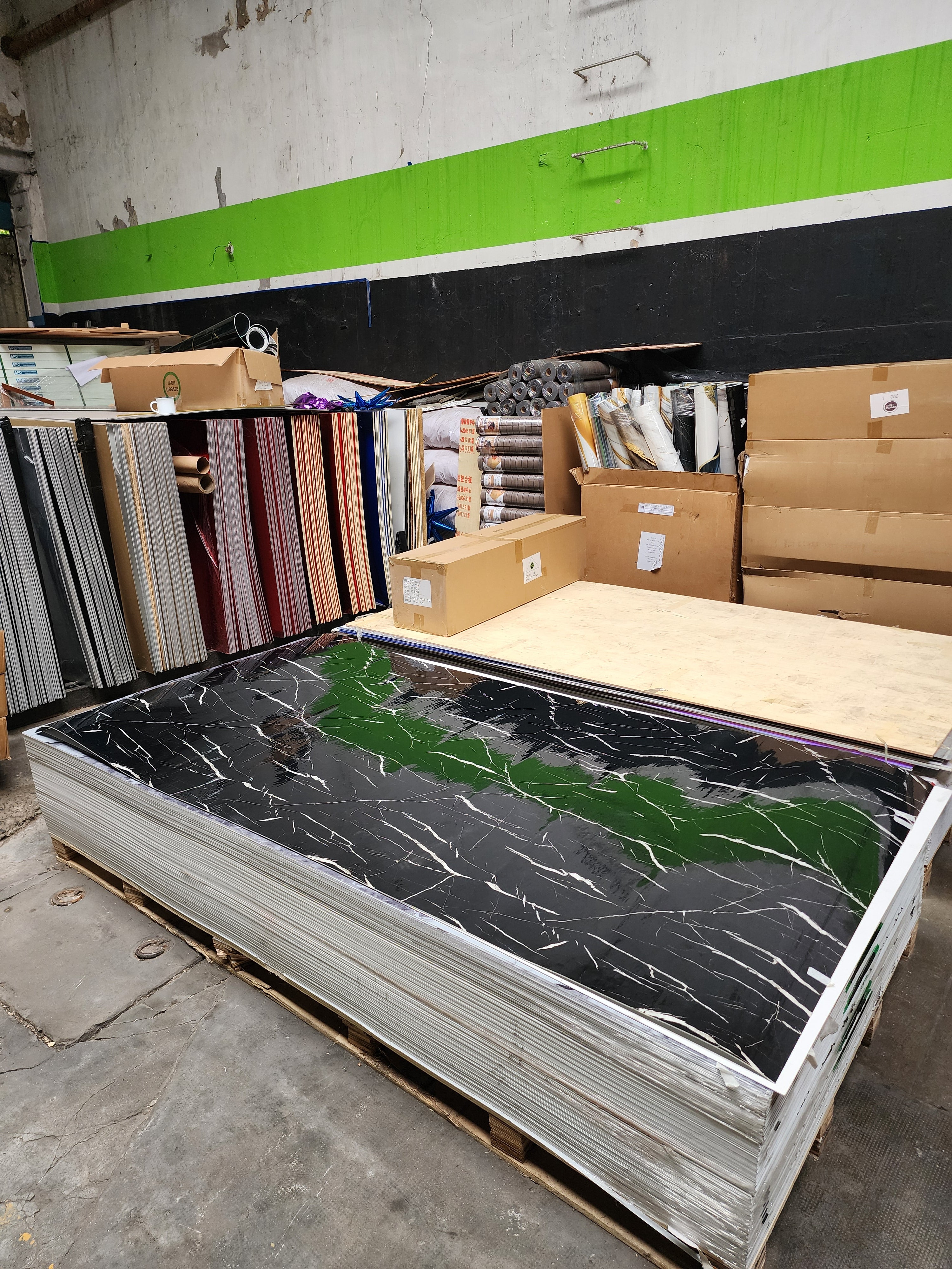 Rollo autoadhesivo simil  mármol Marquina